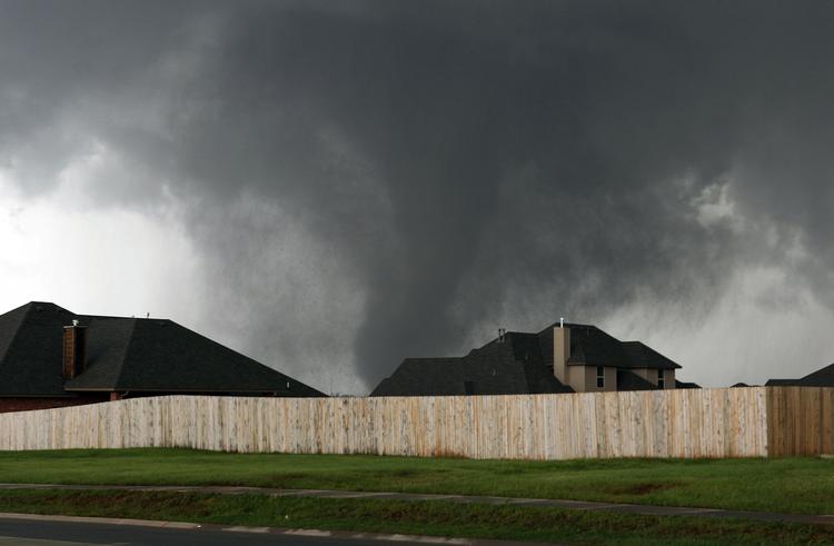 Tornado. Tornadoen, der i nat ramte Oklahoma, kom ikke som en overaskelse. For det er højsæson for tornadoer, siger DMI. 