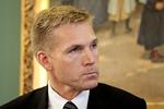 Hykleri. Kristian Thulesen Dahl siger, at han kæmper for 'den lille mand', men så snart kameraerne slukkes, er han tilbage i rollen som magtspilleren, der kun tænker på at få gode meningsmålinger, skriver Dan Jørgensen. 