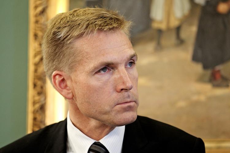 Hykleri. Kristian Thulesen Dahl siger, at han kæmper for 'den lille mand', men så snart kameraerne slukkes, er han tilbage i rollen som magtspilleren, der kun tænker på at få gode meningsmålinger, skriver Dan Jørgensen. 