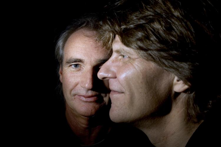 Afslappet. Det er 9 år siden, at Tim Stahl og John Guldberg sidst udgav nyt materiale, og man skal være klar til at gå ned i tempo når man hører deres nye album 'Uptimistic Music vol. 1'. 