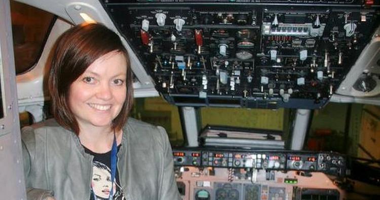 Tiltro. Mariann Gade Espensen i et flycockpit under det kursus, der befriede hende for flyskræk. 