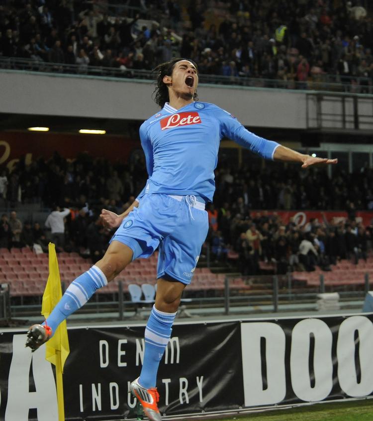 enmands-show. Edinson Cavani sørgede for, at Napoli holder sig inde i kampen om avancement fra Europa League-puljen. 