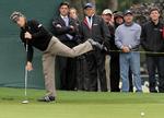kontrol. Bernhard Langer har i 15 år brugt den lange putter, som han holder helt ind til brystet for at opnå større kontrol over bolden. Nu bliver de lange puttere snart forbudt. 