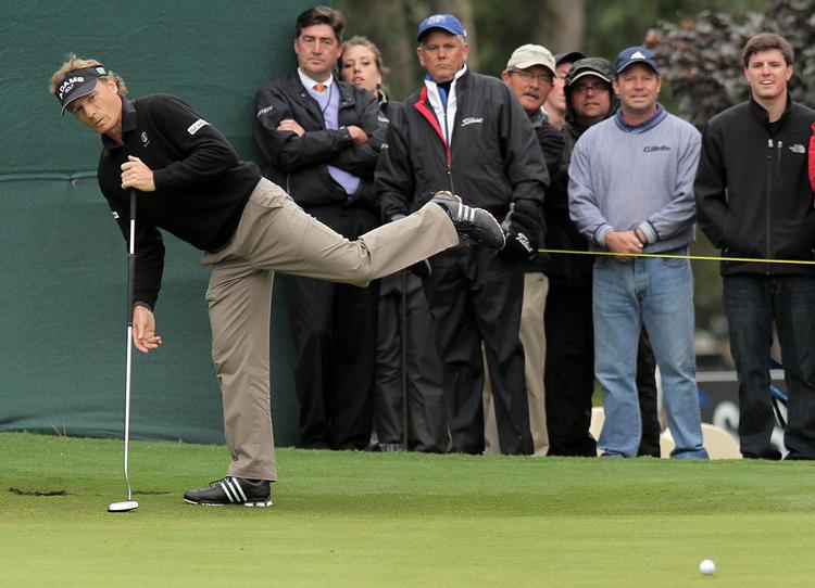 kontrol. Bernhard Langer har i 15 år brugt den lange putter, som han holder helt ind til brystet for at opnå større kontrol over bolden. Nu bliver de lange puttere snart forbudt. 