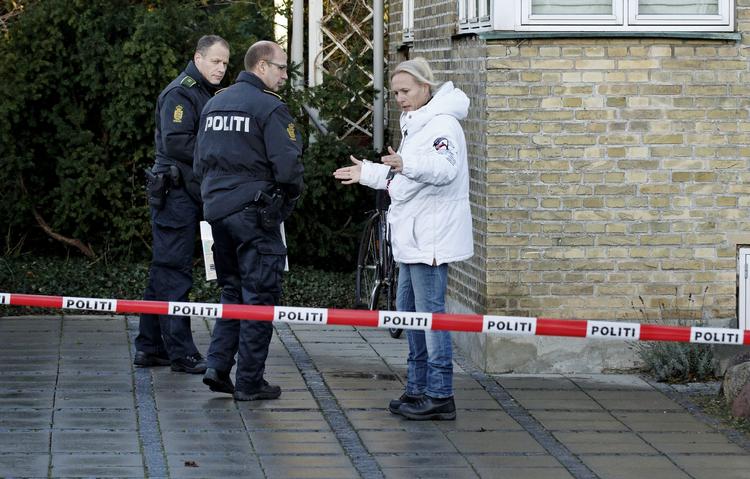 DRABSEFTERFORSKNING. Betjente ved huset i Virum, hvor Heidi Abildskov blev slået ihjel. Politiet har efterforsket alt - og kan nu kun vente på, at han eventuelt begår en ny forbrydelse. 