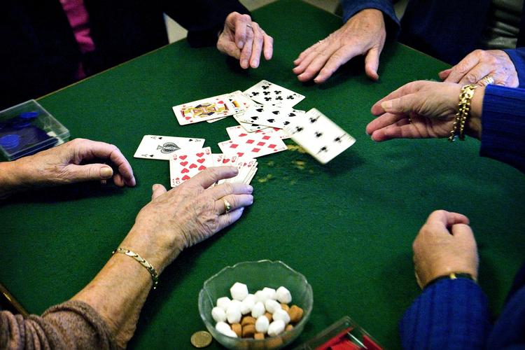 Aldersfest. Politikerne tilbyder folk med aldersopsparing, at de kan slippe med at betale 37,3 procent i skat i stedet for de nuværende 40 procent. 