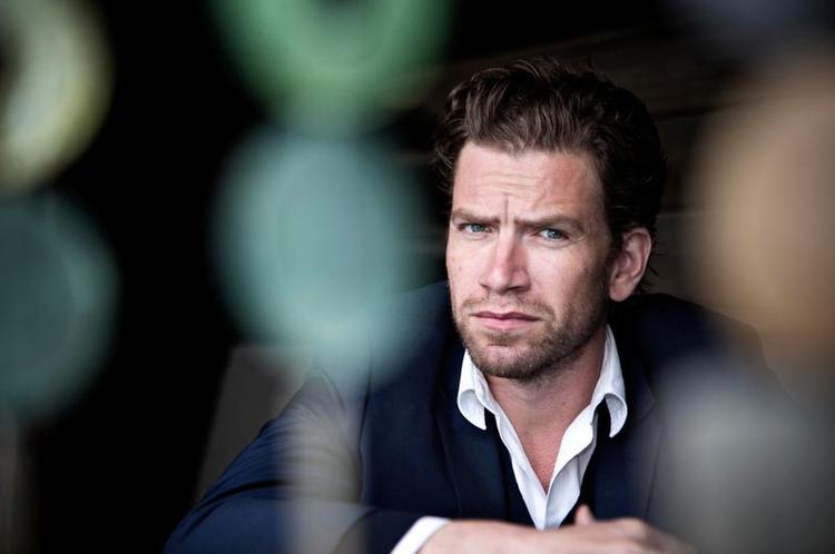 Kaas. Et rastløst, distræt og samtidig nærværende væsen, der har det ene ben i dramaet og det andet i komikken. 