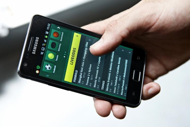 Klik. Der er kortere vej til online-væddemål på mobilen, hvor der ikke er krav om NemID. 
