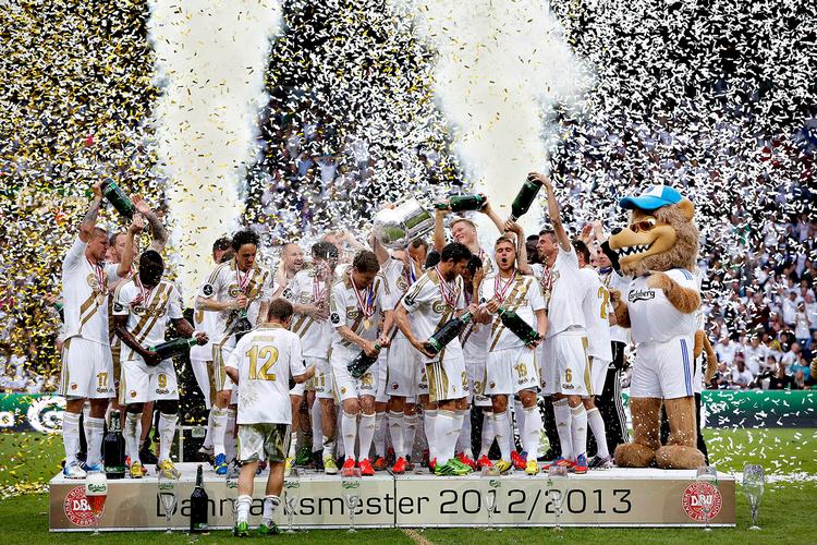 konfetti. Guldfesten var stor og flot, men kunne ikke skjule, at FC København leverede en skuffende afslutning på sæsonen. 