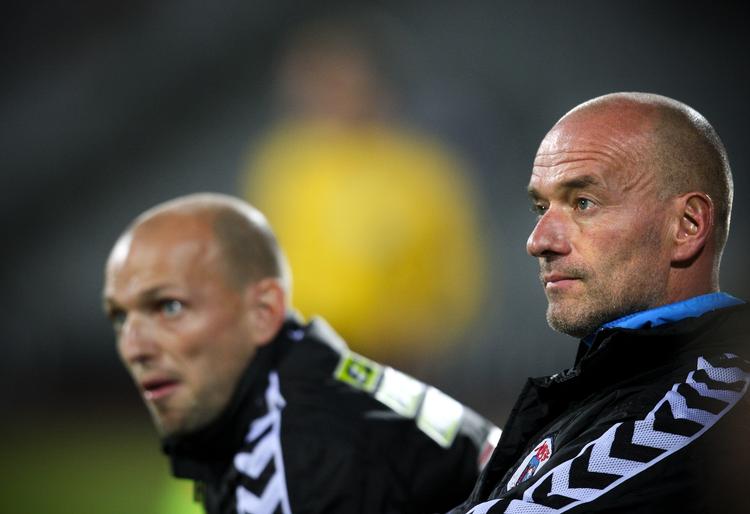 målløst. Erik Rasmussen (th.) og hans assistent Jedsper Sørensen ser forundrede på AGF'erne, der ikke fik omsat spilovertaget i mål. 