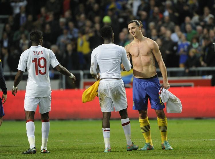 begejstret. Wilfried Zaha (tv) havde sin debut på det engelske landshold, da Sverige og Zlatan Ibrahimovic (th) sendte England hjem med et 4-2-nederlag fra Stockholm14. november 2012. 
