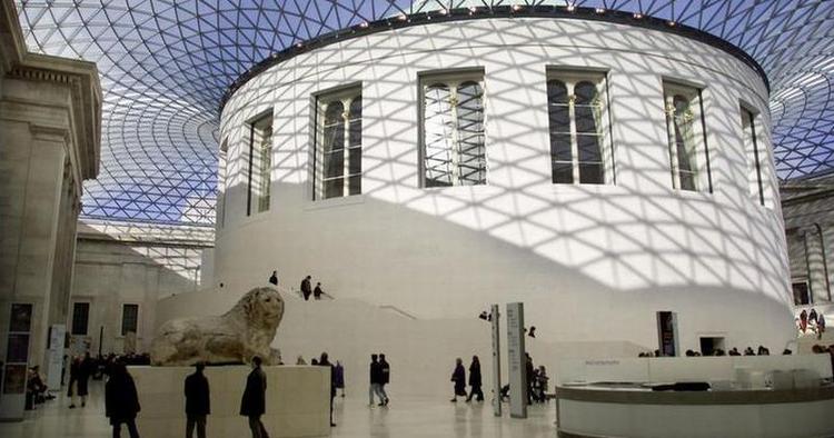 Vovemod. British Museum er ikke bange for at kaste sig ud i markante ombygninger - her arkitekten Sir Norman Fosters glastag. 