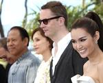 Film. Nicolas Winding Refn i Cannes i dag, assisteret af blandt andre Kristin Scott Thomas og to thailandske skuespillere. 