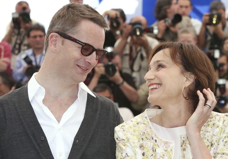 Film. Nicolas Winding Refn stillede op til ære for fotograferne i Cannes i dag, her sammen med Kristin Scott Thomas. 