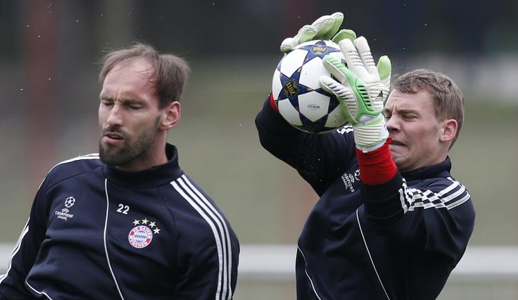finaleklar. Manuel Neuer (th) under træning før de afsluttende kampe i Bundesligaen for de tyske mestre fra Bayern. 