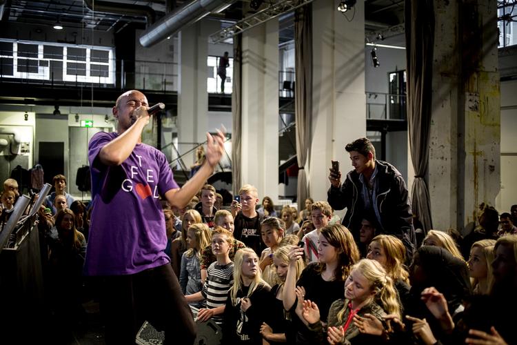 Børnejournalister. Skoleelever vinder mediekonkurrence med børnearbejde som tema. Wafande spiller til prisoverrækkelsen. 