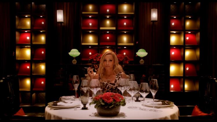 thomas. Den 52-årige brite Kristin Scott Thomas får ros over hele linjen blandt de internationale anmeldere for sit spil som gangster-moren, der flyver til Thailand for at få sønnen Julian (Ryan Gosling) til at hævne sin bror ordentligt. Og som, ifølge The Hollywood Reporter, »kan håndtere en smal cigaret som en mester-kalligraf kan tegne med sin pensel«. 