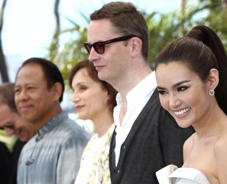Foto af en del af holdet fra 'Only God Forgives': Skuespilleren Vithaya Pansringarm, Kristen Scott Thomas, instruktør Nicholas Winding Refn og, tættest på, den thailanske skuespiller Rhatha Phongam. 