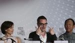 Nicolas Winding Refn fremførte på pressemødet, at det »at lave film er lige som sex. Hvis du på forhånd ved præcis, hvad der kommer til at foregå, så er det kedeligt. Derfor bliver man nødt til at spice tingene lidt op. Og det har jeg gjort i denne film«. Kristen Scott Thomas og  Vithaya Pansringarm lytter med. 