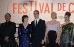 Vithaya Pansringarm, Kristin Scott Thomas, Nicolas Winding Refn og hustruen Liv Corfixen, samt Rhatha Phongam poserer for fotograferne. 