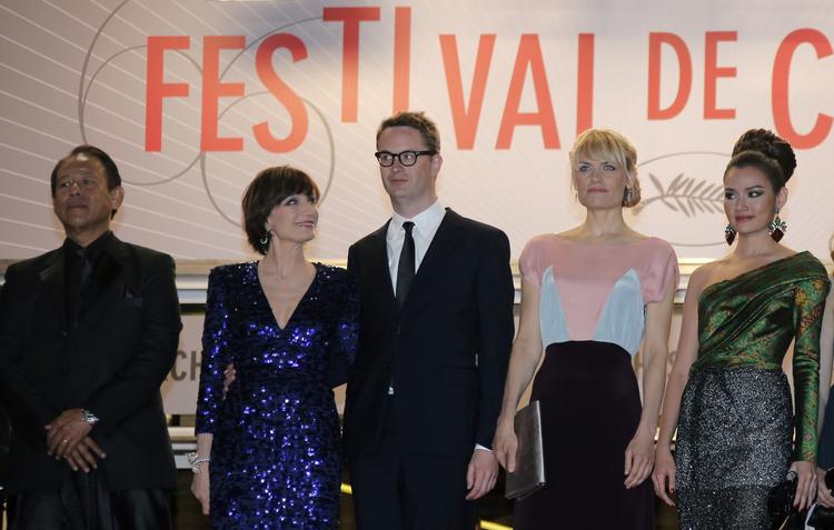 Vithaya Pansringarm, Kristin Scott Thomas, Nicolas Winding Refn og hustruen Liv Corfixen, samt Rhatha Phongam poserer for fotograferne. 