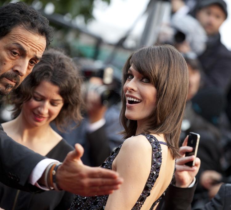 Også den 37-årige amerikanske fotomodel, skuespiller, musiker og modedesigner Milla Jovovich dukkede op til Redfords film onsdag i Cannes. 