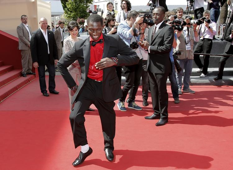 Souleymane Deme spiller hovedrollen i den tchadiske instruktør Mahamat-Saleh Harouns film 'Grigris'. Deme tog dansetrin på den røde løber, men er ifølge Politikens filmredaktør 'Grigris'' største problem. 