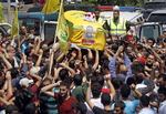 Konflikt. Libanesiske sørgende bærer kiste med en Hizbollah-soldat, der blev dræbt i kamp med syriske oprørstyrker i Qusair. Den syriske borgerkrig har ført til sammenstød og flere dræbte i Libanon. 