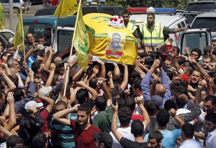 Konflikt. Libanesiske sørgende bærer kiste med en Hizbollah-soldat, der blev dræbt i kamp med syriske oprørstyrker i Qusair. Den syriske borgerkrig har ført til sammenstød og flere dræbte i Libanon. 