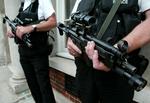 UDRYKNINGSTID. Politiker kræver undersøgelse af, om det tog for lang tid at få bevæbnede betjente frem til terrordrab i Londonbydel. 
