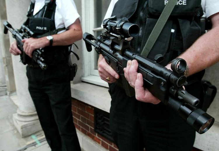 UDRYKNINGSTID. Politiker kræver undersøgelse af, om det tog for lang tid at få bevæbnede betjente frem til terrordrab i Londonbydel. 
