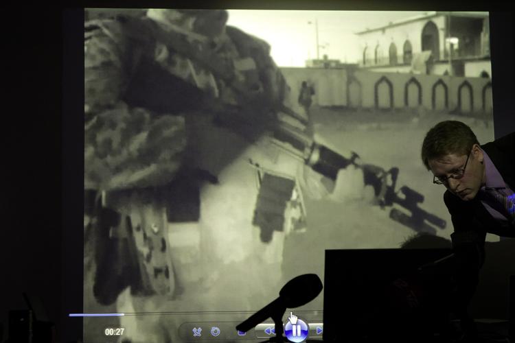 Fremvisning. Videoen fra 'Green Desert' blev vist på et pressemøde sidste år. Her er en af Christian Harlangs medarbejdere ved at justere teknikken. 