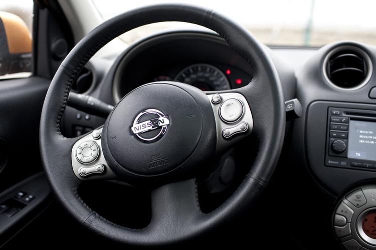 Opstramning. Det tager en mekaniker en halv time at stramme den bolt der sidder for løs i Nissan-bilernes styretøj. 