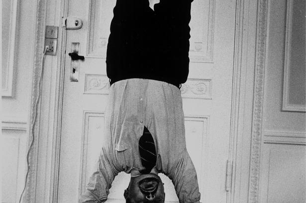 Anker Jørgensen bliver statsminister, da Jens Otto Krag trækker sig tilbage efter folkeafstemningen, der bringer Danmark ind i det europæiske fællesskab. Anker Jørgensen skaber sin egen stil. Bo Bojesen gør ham til hovedperson i sin personlige tegneserie om Jern-Anker, og fotografen får ham til at stå på hænder. 