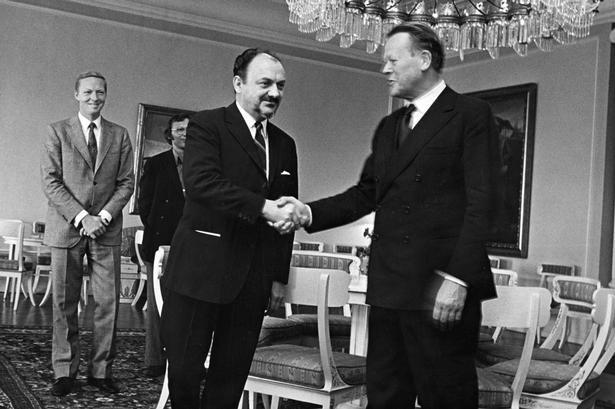 5. oktober 1972: Jens Otto Krag (Th) overdrager statsministerposten til Anker Jørgensen. 