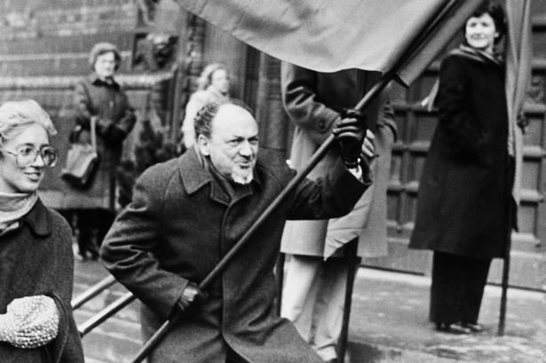 Anker Jørgensen med den røde fane ved Knud Heinesens bryllup i 1983. 