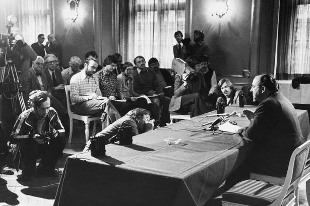 Anker Jørgensen meddeler fyringen af Ritt Bjerregaard på et pressemøde i spejlsalen i Statsministeriet, 1978. 