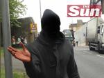 TILSTÅELSE. En mand blev filmet, da han med slagterknive i hånden begrundede drabet på en soldat med britisk militær tilstedeværelse i muslimske lande. Billedet stammer fra avisen The Sun. Politiken.dk har valgt at maskere mandens ansigt. 