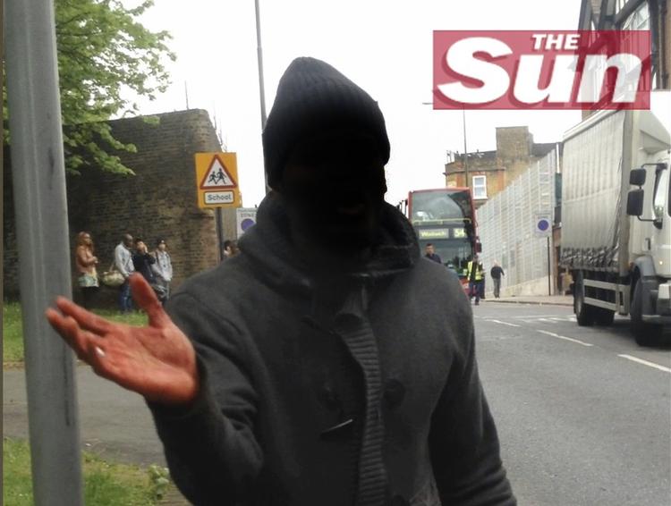 TILSTÅELSE. En mand blev filmet, da han med slagterknive i hånden begrundede drabet på en soldat med britisk militær tilstedeværelse i muslimske lande. Billedet stammer fra avisen The Sun. Politiken.dk har valgt at maskere mandens ansigt. 