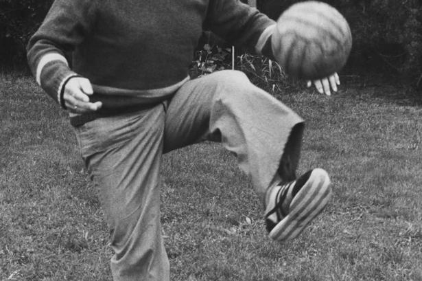 Anker Jørgensen spiller fodbold, 1981. 