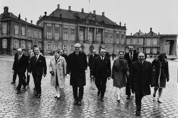 Ministeriet Anker Jørgensen på vej tværs over Amalienborg Slotsplads for audiens hos dronning Ingrid, 1974. 