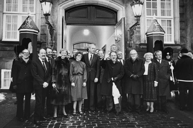 1981: Anker Jørgensen præsenterer sit 5. ministerium på Amalienborg Slotsplads. 