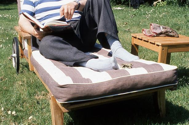 Anker Jørgensen slapper af i sit sommehus, 1987. 