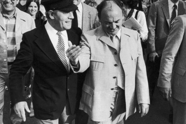 Anker Jørgensen og den vesttyske kansler, Helmuth Schmidt, går gennem Gudhjems gader, 1979. 