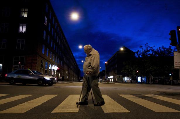 Anker Jørgensen på gåtur i Sydhavnen, hvor han boede det meste af sit liv. 