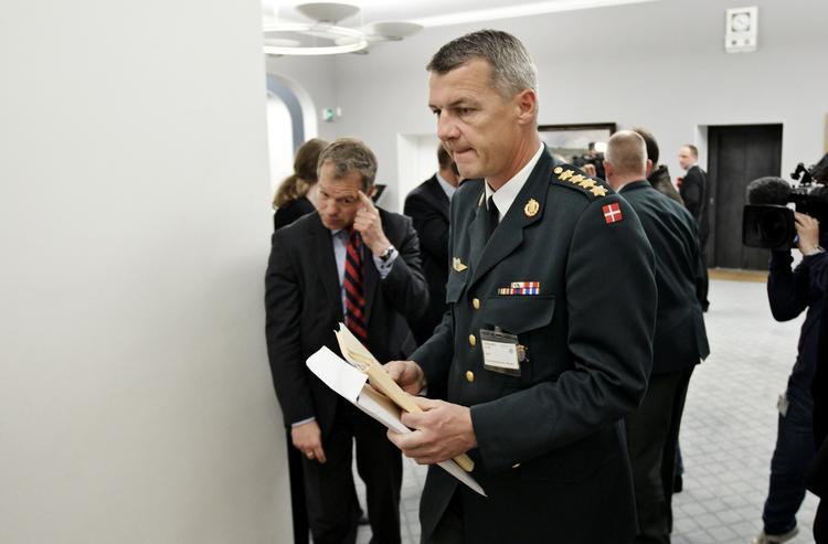 Fangevideo. Forsvarschefen Peter Bartram mener ikke, at Forsvaret har skjult oplysninger om omstridt fangevideo. 