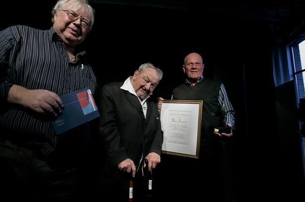 I 2009 modtager Anker Jørgensen Peter Sabroe Klubbens hæderspris på PH Caféen i København. Fra venstre Karl V. Christiansen, Anker Jørgensen og Peter Sabroe (barnebarn efter Peter Sabroe). 