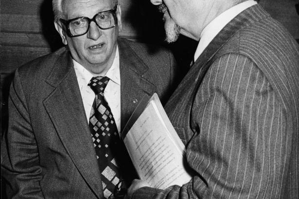 Statsminster Anker Jørgensen og LO's formand Thomas Nielsen på Christiansborg i 1978, da Thomas Nielsen i kraftige vendinger undsagde det nye regeringssamarbejde med Venstre og meddelte, at regeringen ikke skulle vente nogen støtte fra fagbevægelsen. 