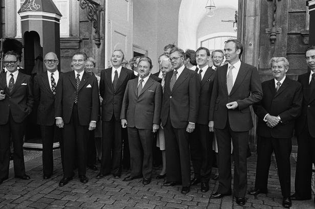 1978: Den nye S - V -regering foran Amalienborg. Fra venstre: Jørgen Peder Hansen, Arne Christiansen, Anders Andersen, Henning Christophersen, Anker Jørgensen, Nathalie Lind, Knud Heinesen, Erling Olsen, Ivar Hansen, Per Hækkerup og Niels Anker Kofoed. Bagest: bl.a. Lise Østergaard, Svend Auken og Niels Matthiasen. 