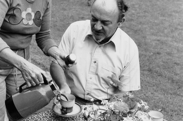 Anker Jørgensen drikker kaffe i haven. Det er Ingrid, der skænker. Året er 1981. 